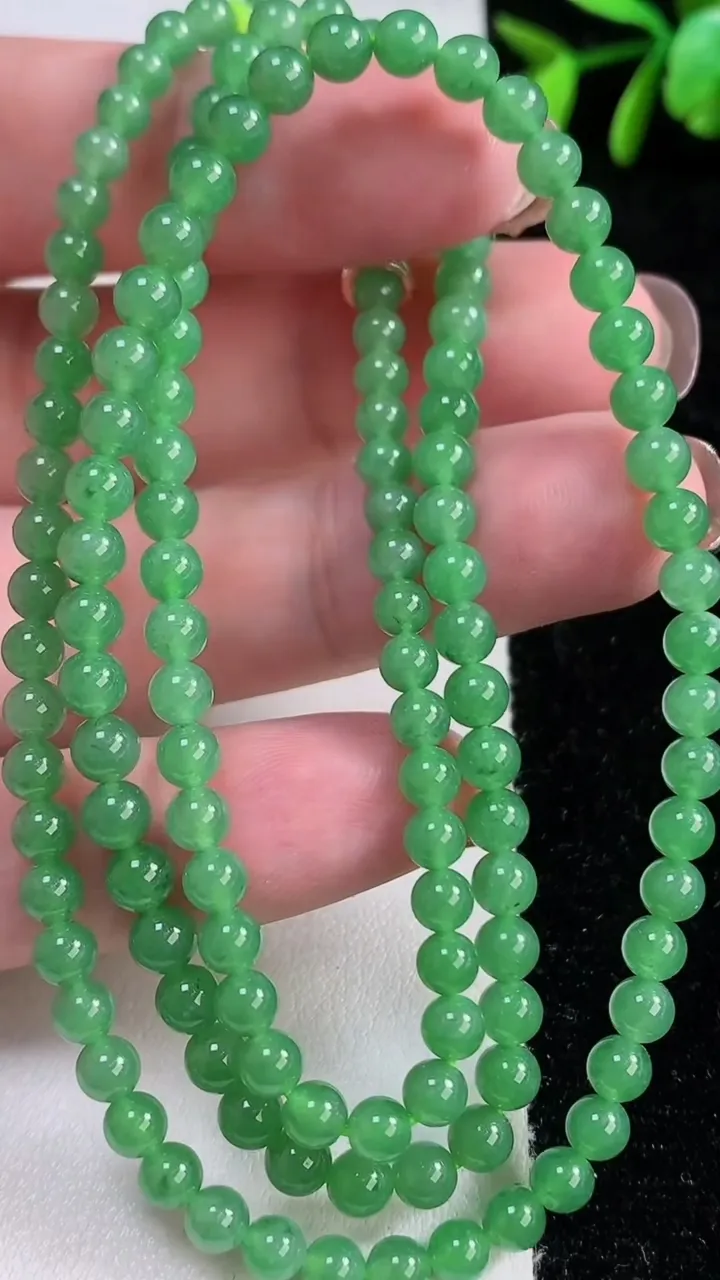 天然A货翡翠圆珠项链，尺寸4.2-132颗，重量:21.93g
11月14日