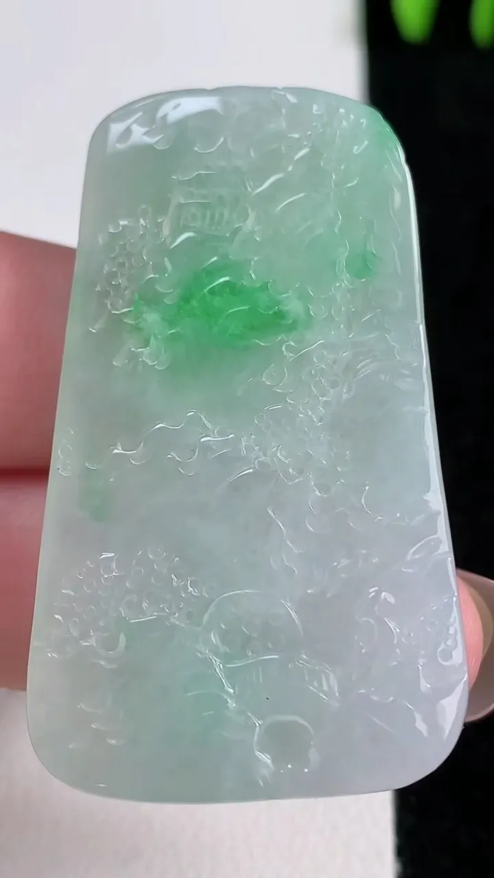 天然A货翡翠山水牌吊坠，尺寸46.8-27.5-7.6，重量:21.88g
11月14日