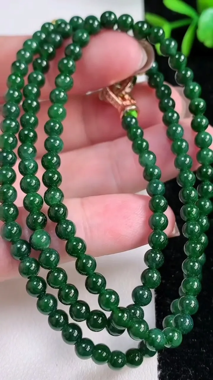 天然A货翡翠圆珠项链，尺寸4.3-132颗，重量:22.56g11月14日
工厂直销收藏佳品,种好水足，色泽均匀，有种有色，上手高大气！