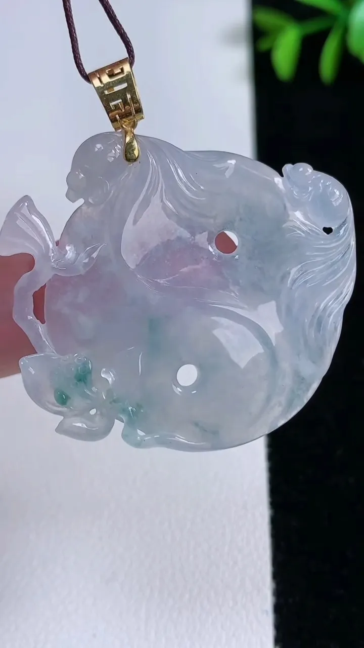 天然A货翡翠种飘花和和美美 荷叶鱼吊坠，尺寸34.7-40-3.2，重量:8.94g
11月14日