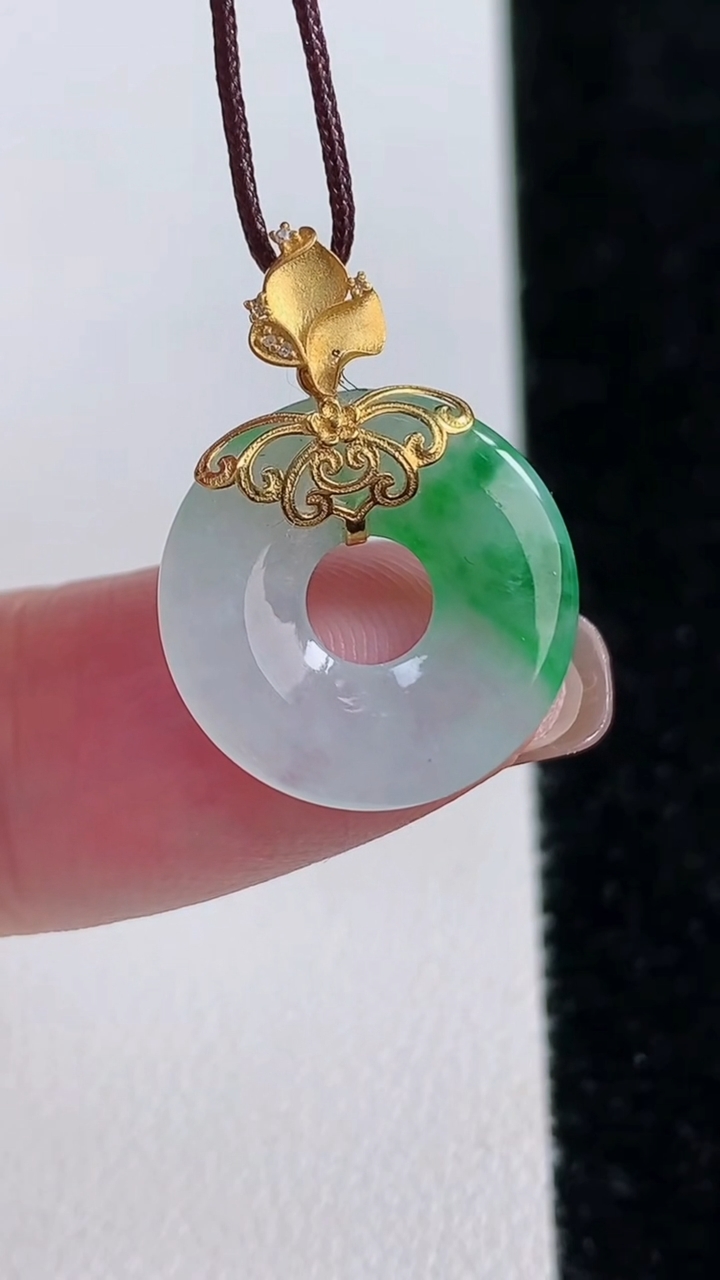 天然A货翡翠平安环吊坠，尺寸16.6-2.3，重量:1.57g
11月14日