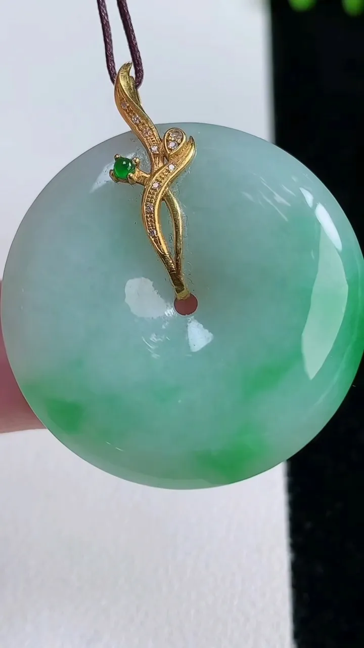 天然A货翡翠平安扣吊坠，尺寸31.5-5.4，重量:12.00g
11月14日