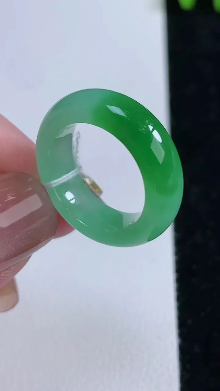 天然A货翡翠指环戒指，尺寸15.3-5.6-3.5，重量:3.93g2025年11月14日
工厂直销收藏佳品,种好水足，色泽均匀，有种有色，上手高大气！
