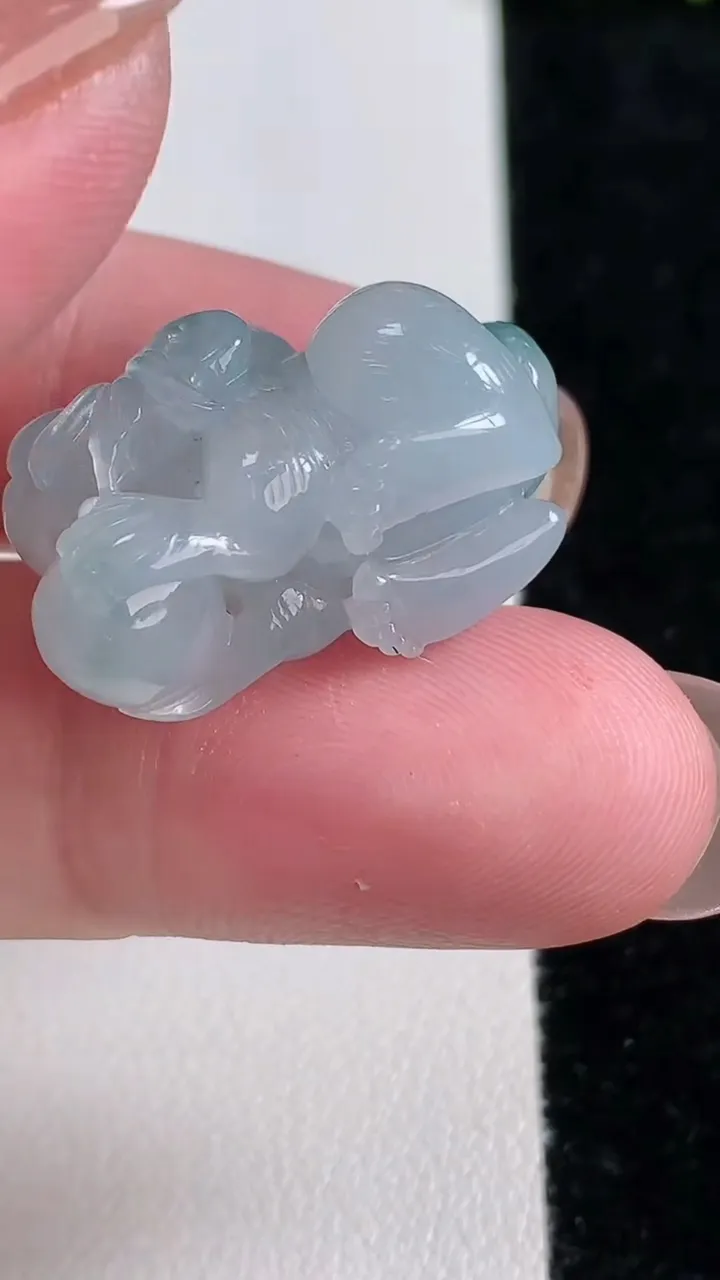 天然A货翡翠冰种飘花生肖猴吊坠，尺寸23.2-16.4-17，重量:9.78g
11月14日