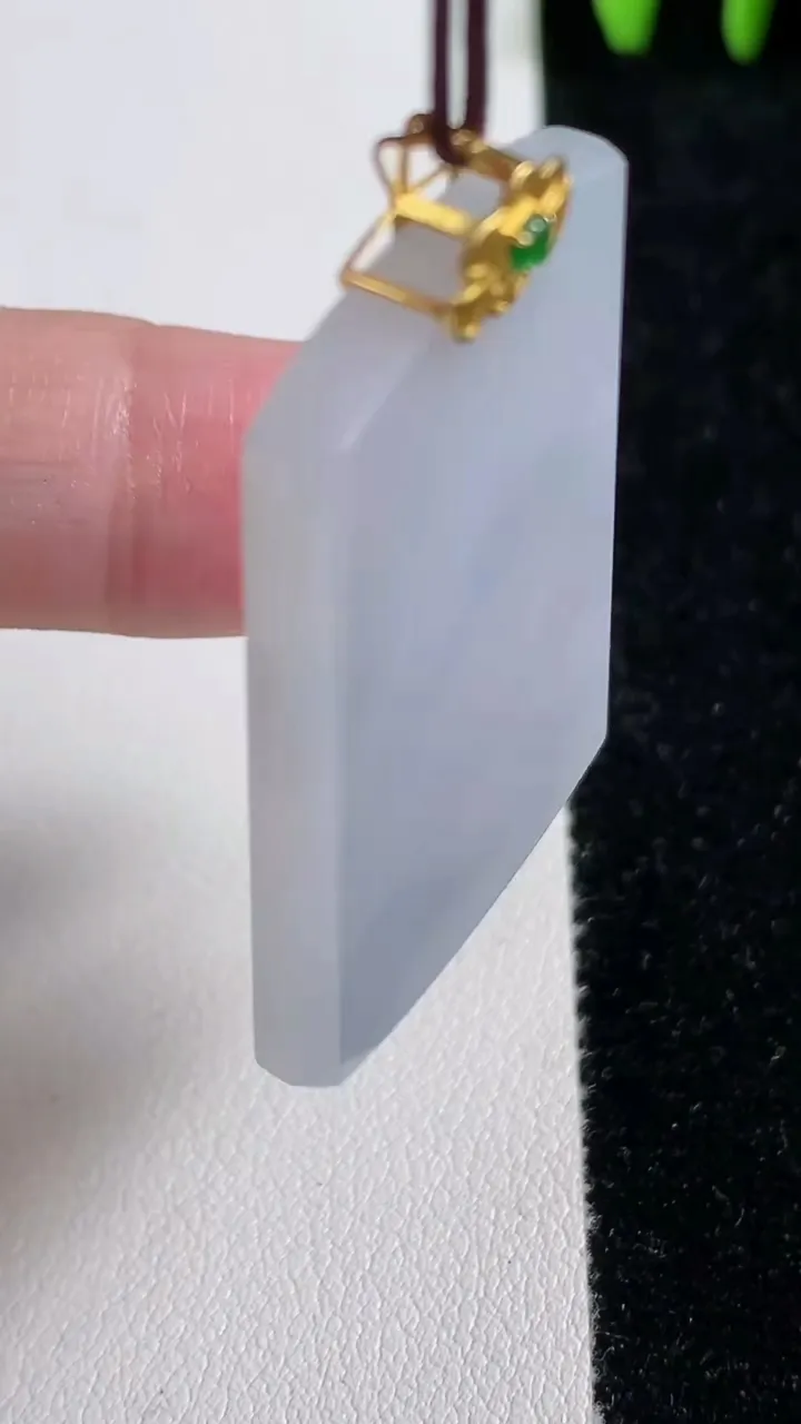 天然A货翡翠18K金紫罗兰无事牌吊坠，尺寸40.8-27-3.6，重量:12.42g
11月14日