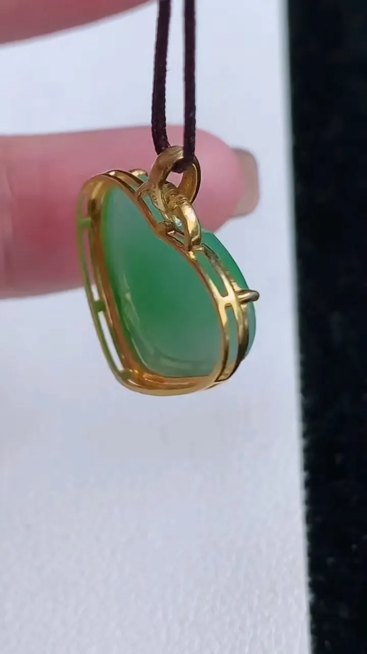 天然A货翡翠心形吊坠，尺寸20.5-20.8-6，裸石16-19.6重量:3.53g
11月14日