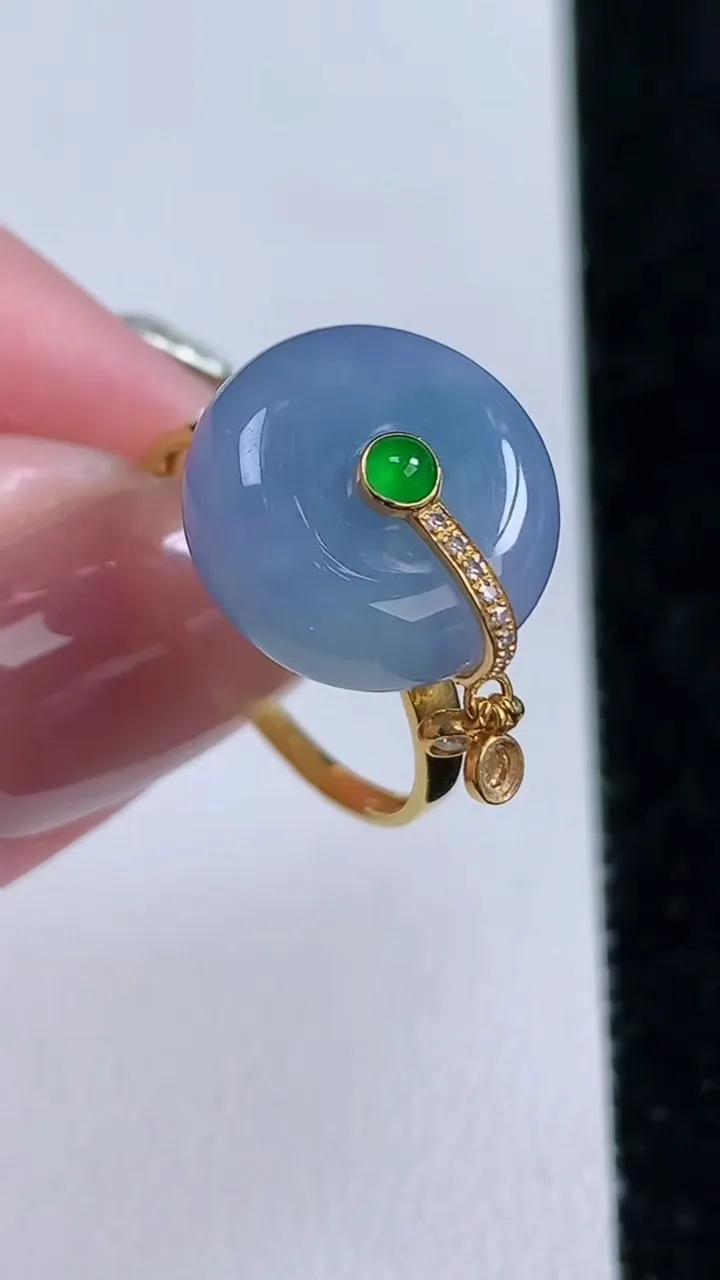 天然A货翡翠18K金紫罗兰平安扣戒指，尺寸17.6-13.6-5.6，重量:3.68g2025年11月14日
工厂直销收藏佳品,种好水足，色泽均匀，有种有色，上手高大气！