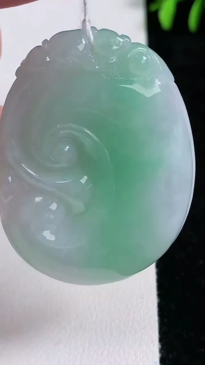 天然A货翡翠如意吊坠，尺寸51-37-6.4，重量:27.14g
11月14日