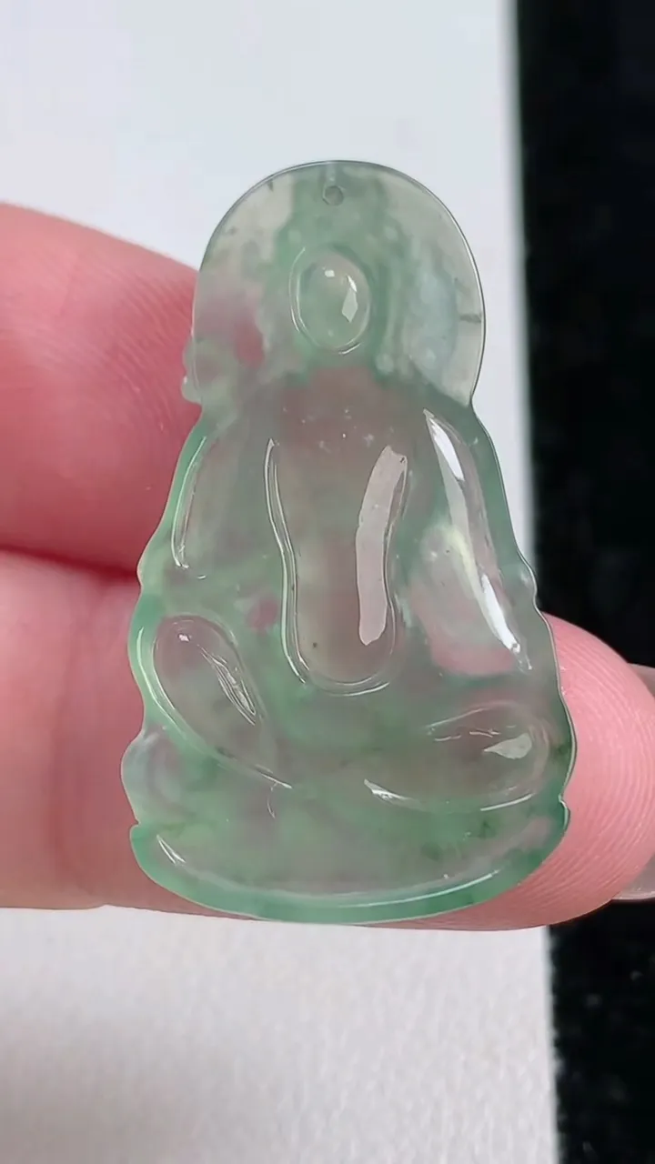 天然A货翡翠大势至菩萨吊坠，尺寸33.2-19.5-3.2，重量:4.06g
11月14日