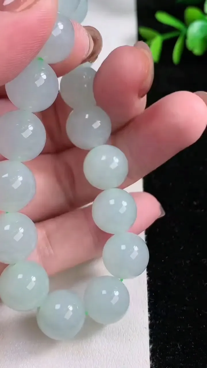 天然A货翡翠圆珠手串，尺寸12.3-16颗，重量:53.54g11月14日
工厂直销收藏佳品,种好水足，色泽均匀，有种有色，上手高大气！