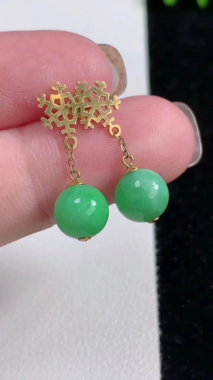 天然A货翡翠圆珠耳坠，尺寸7.7，重量:2.45g11月14日
工厂直销收藏佳品,种好水足，色泽均匀