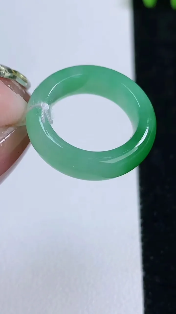 天然A货翡翠指环戒指，尺寸15.3-5.6-3.5，重量:3.93g2025年11月14日
工厂直销收藏佳品,种好水足，色泽均匀，有种有色，上手高大气！