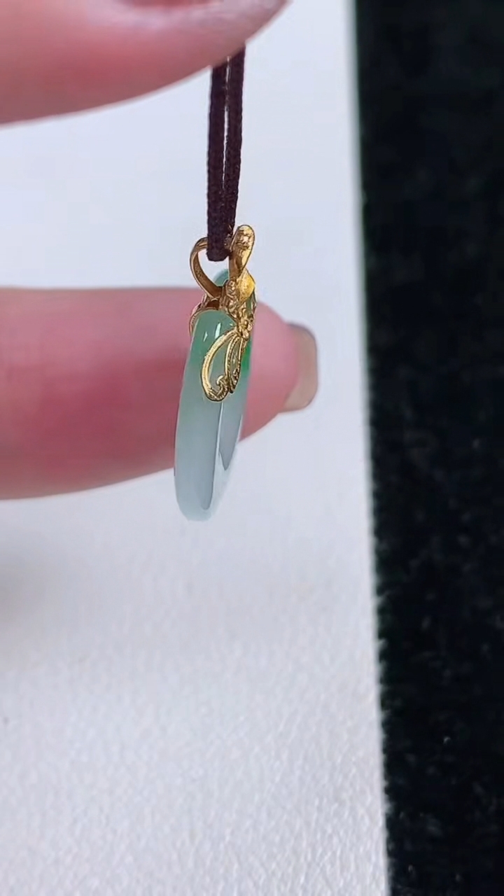 天然A货翡翠平安环吊坠，尺寸16.6-2.3，重量:1.57g
11月14日