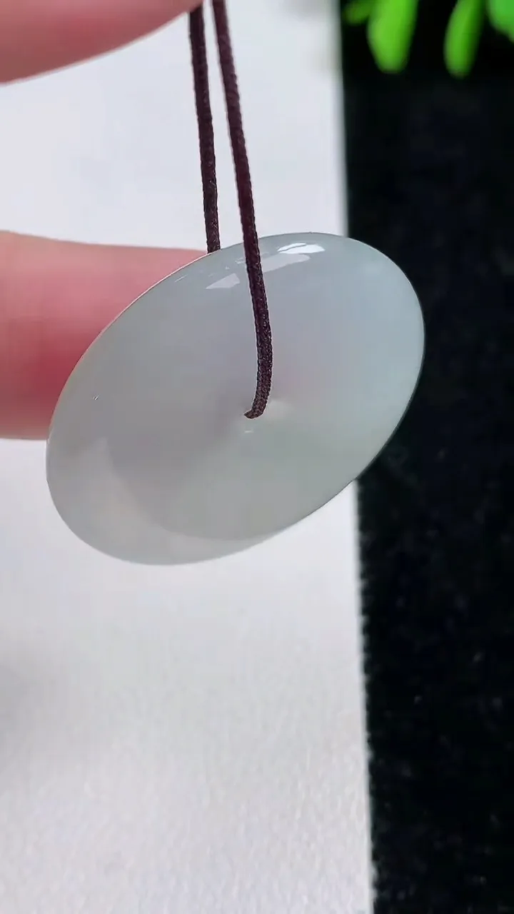 天然A货翡翠平安扣吊坠，尺寸30.5-5.7，重量:11.84g
11月14日