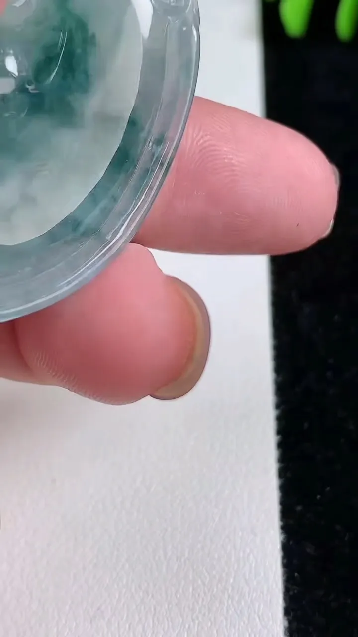 天然A货翡翠冰种飘花如意吊坠，尺寸48.3-30.6-6.4，重量:20.72g
11月14日