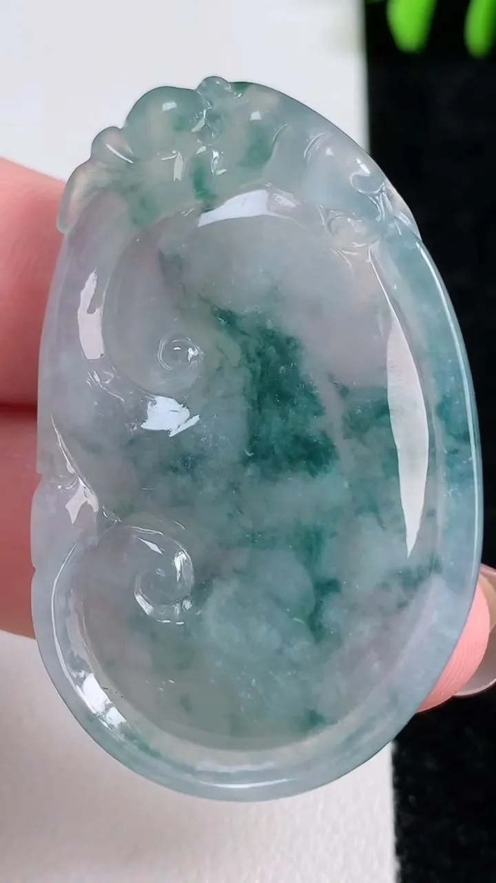 天然A货翡翠冰种飘花如意吊坠，尺寸48.3-30.6-6.4，重量:20.72g
11月14日