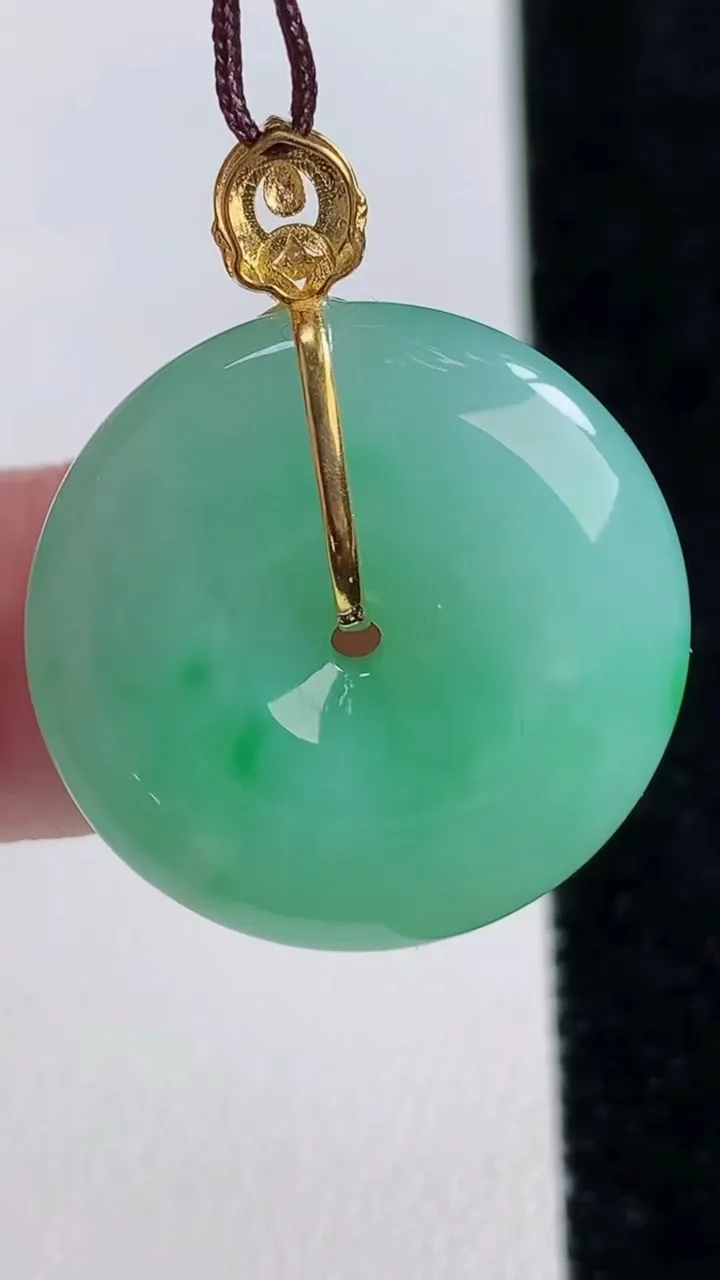 天然A货翡翠平安扣吊坠，尺寸23.2-5.2，重量:6.61g
11月14日