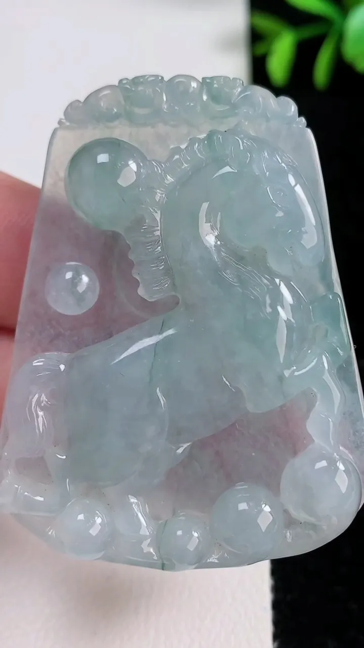 天然A货翡翠冰种飘花生肖马吊坠，尺寸53.5-41.5-7.8，重量:33.14g
11月14日