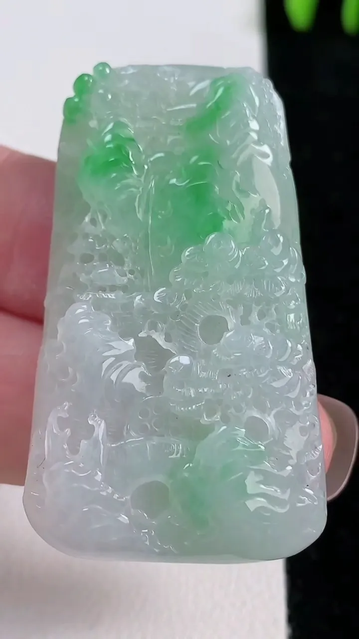 天然A货翡翠山水牌吊坠，尺寸46.8-27.5-7.6，重量:21.88g
11月14日