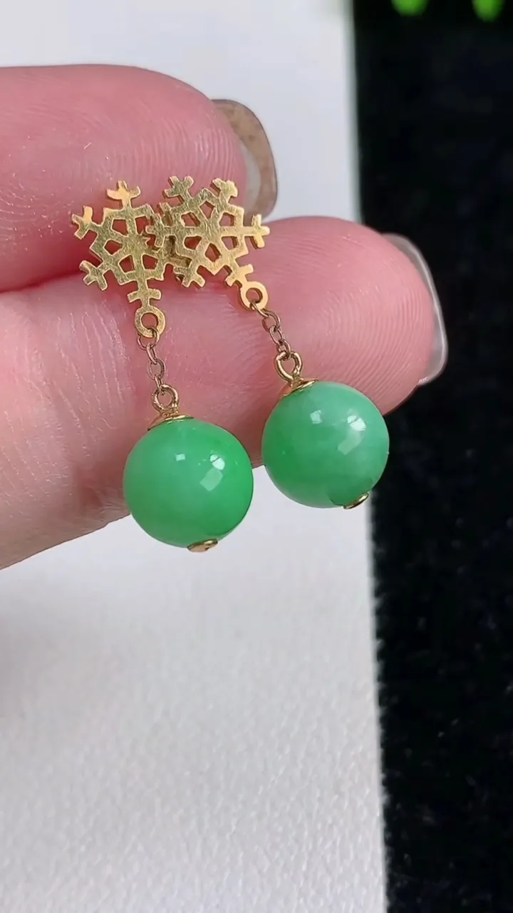 天然A货翡翠圆珠耳坠，尺寸7.7，重量:2.45g11月14日
工厂直销收藏佳品,种好水足，色泽均匀，有种有色，上手高大气！