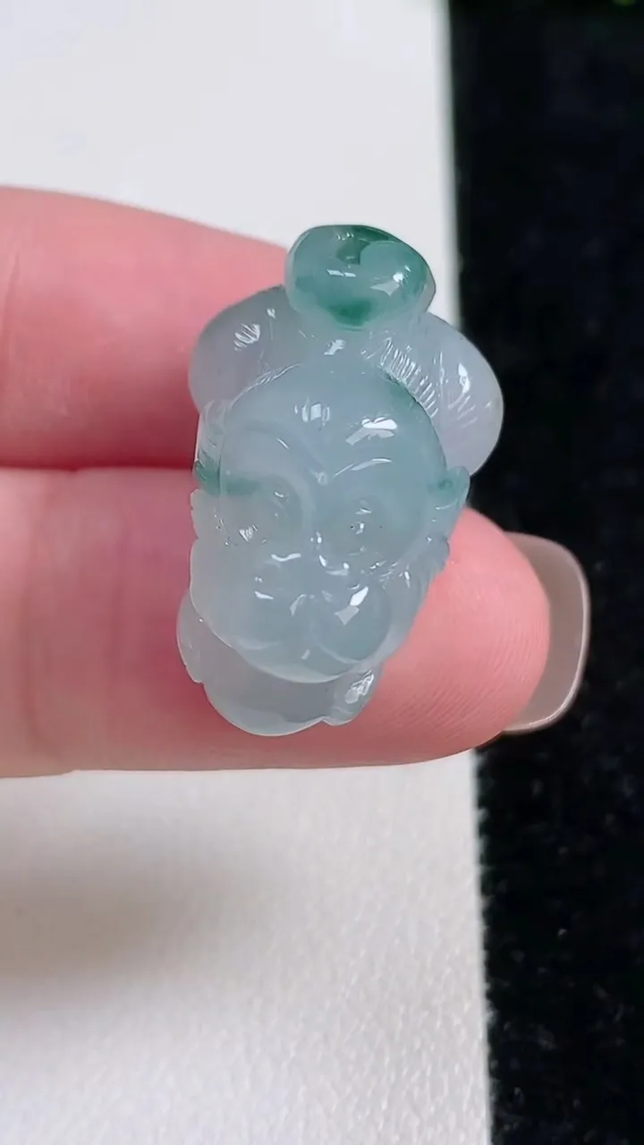 天然A货翡翠冰种飘花生肖猴吊坠，尺寸23.2-16.4-17，重量:9.78g
11月14日