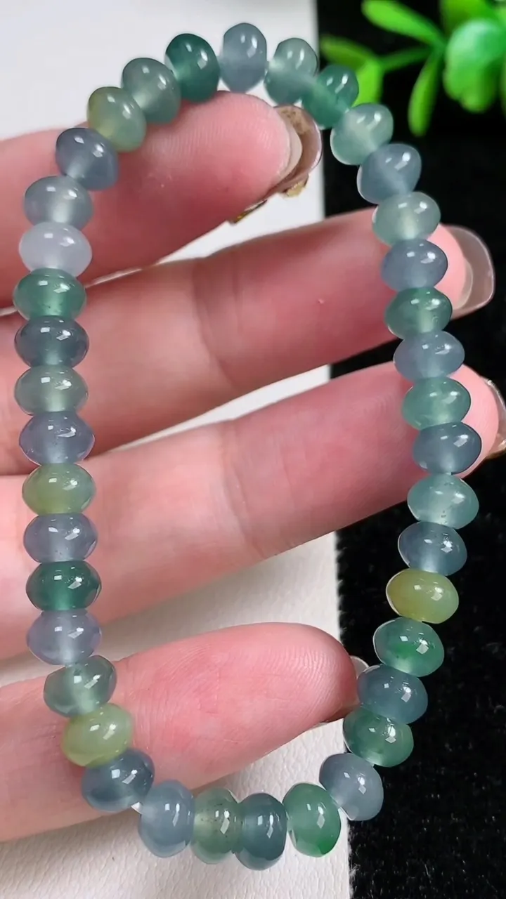 天然A货翡翠算盘珠手串，尺寸6.5-4.2-39颗，重量:15.90g11月14日
工厂直销收藏佳品