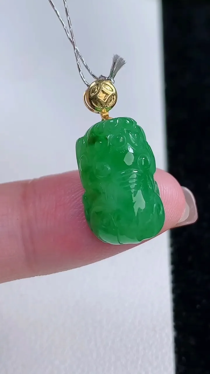 天然A货翡翠貔貅吊坠，尺寸17.4-10.8-7.7，重量:3.60g
11月14日