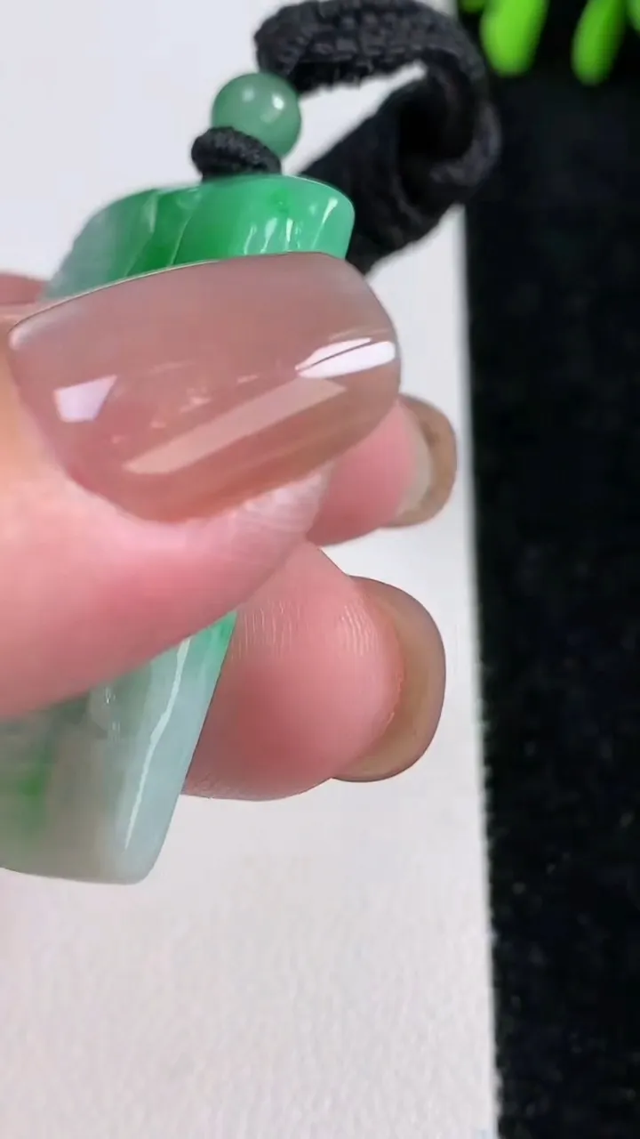 天然A货翡翠山水牌吊坠，尺寸42.5-27.3-6，重量:19.70g
11月14日