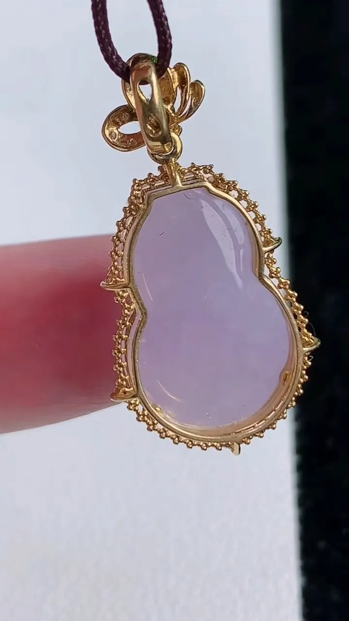 天然A货翡翠18K金紫罗兰葫芦吊坠，尺寸29-15.5-7.5，裸石18.8-12.5-5.3重量:3.54g
11月14日