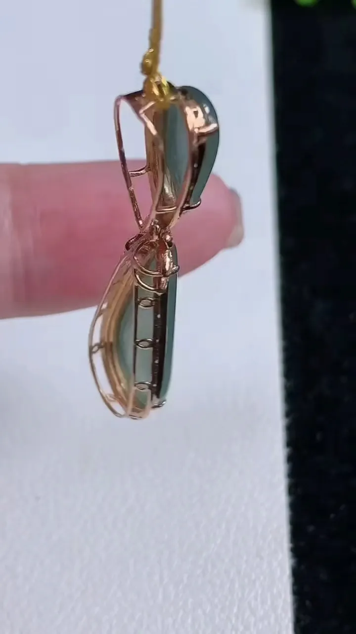 天然A货翡翠种飘花水滴吊坠，尺寸36.8-10.5-6，裸石20-9重量:2.68g
11月14日