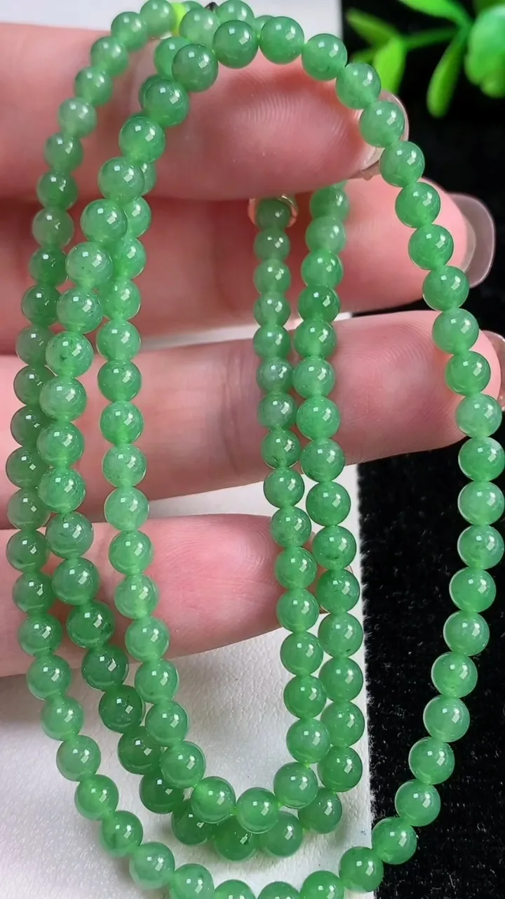 天然A货翡翠圆珠项链，尺寸4.2-132颗，重量:21.93g
11月14日