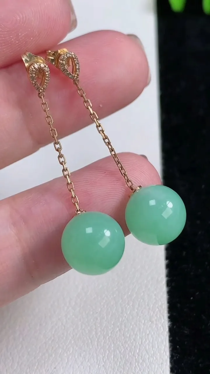 天然A货翡翠圆珠耳坠，尺寸10，重量:4.64g11月14日
工厂直销收藏佳品,种好水足，色泽均匀，有种有色，上手高大气！