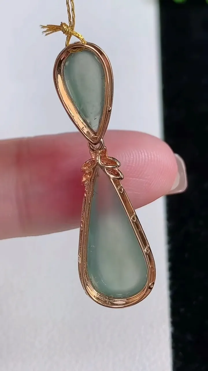 天然A货翡翠种飘花水滴吊坠，尺寸36.8-10.5-6，裸石20-9重量:2.68g
11月14日