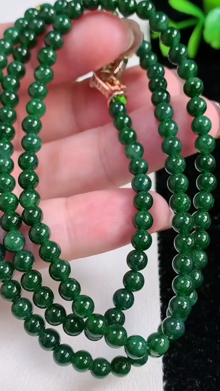天然A货翡翠圆珠项链，尺寸4.3-132颗，重量:22.56g11月14日
工厂直销收藏佳品,种好水足，色泽均匀，有种有色，上手高大气！