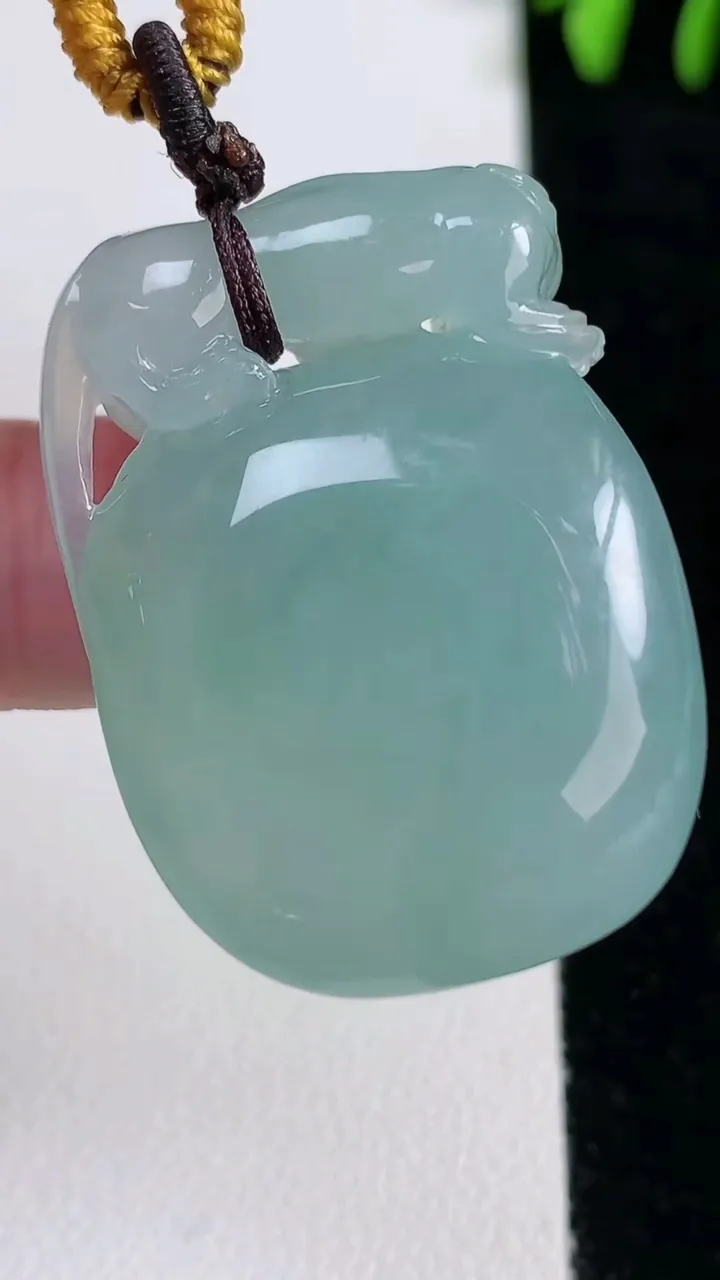 天然A货翡翠寿桃吊坠，尺寸36.5-25.7-13.2，重量:25.60g
11月14日