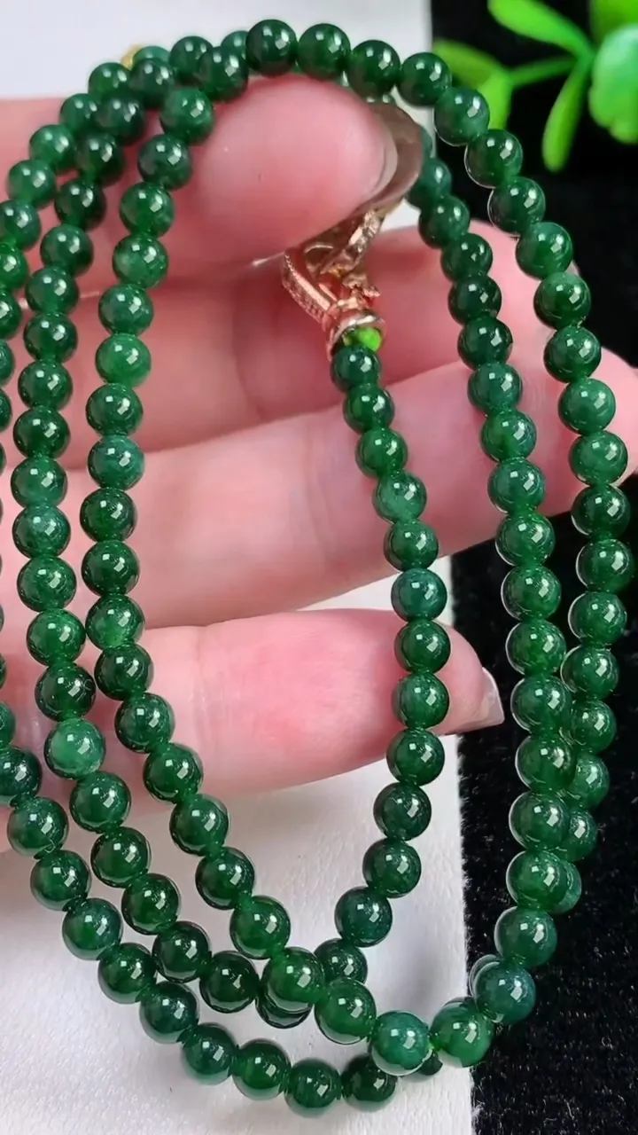 天然A货翡翠圆珠项链，尺寸4.3-132颗，重量:22.56g11月14日
工厂直销收藏佳品,种好水足，色泽均匀，有种有色，上手高大气！
