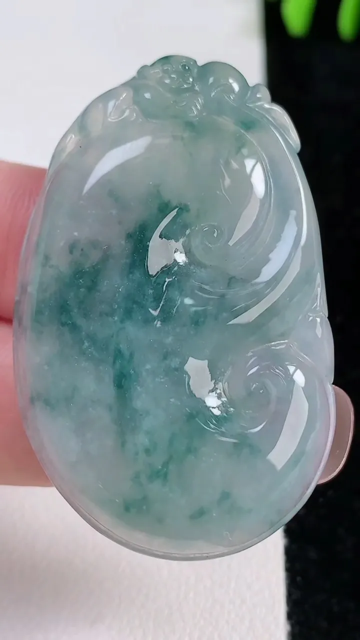 天然A货翡翠冰种飘花如意吊坠，尺寸48.3-30.6-6.4，重量:20.72g
11月14日