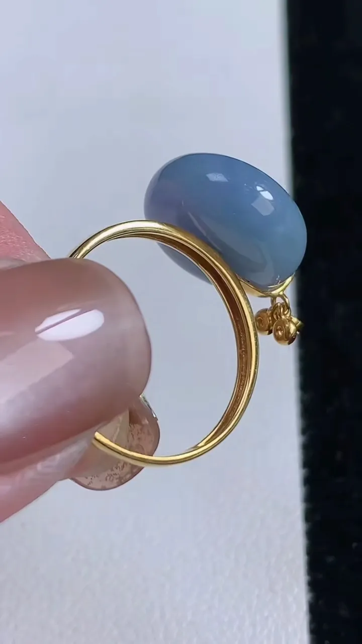 天然A货翡翠18K金紫罗兰平安扣戒指，尺寸17.6-13.6-5.6，重量:3.68g2025年11月14日
工厂直销收藏佳品,种好水足，色泽均匀，有种有色，上手高大气！