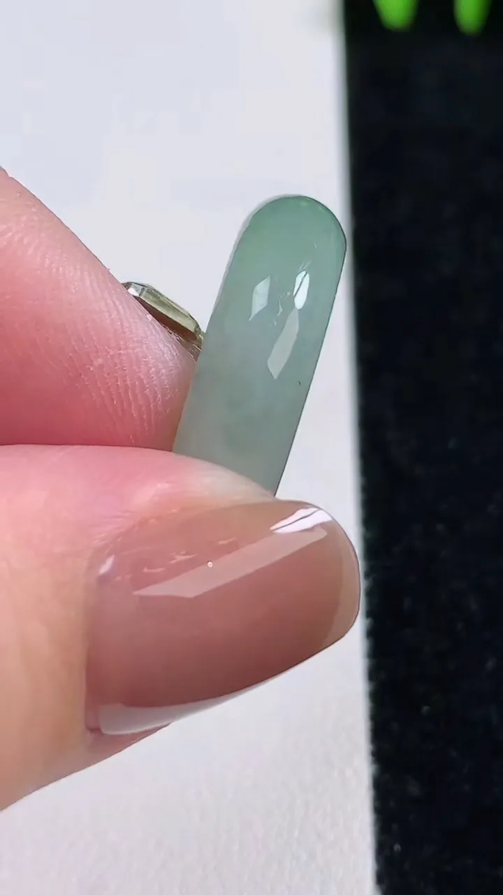 天然A货翡翠冰种飘花指环戒指，尺寸17.7-6.5-3.2，重量:4.10g2025年11月14日
工厂直销收藏佳品,种好水足，色泽均匀，有种有色，上手高大气！