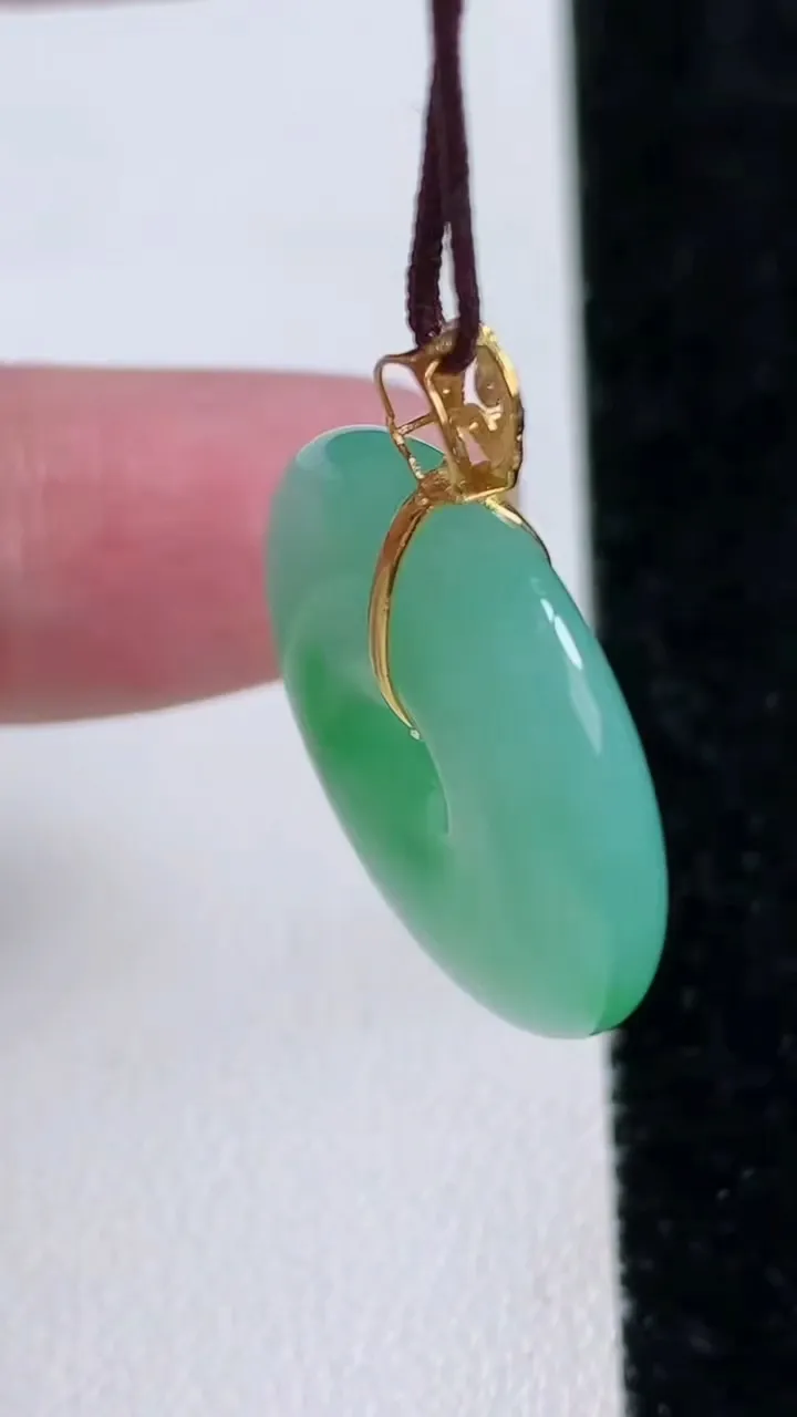 天然A货翡翠平安扣吊坠，尺寸23.2-5.2，重量:6.61g
11月14日