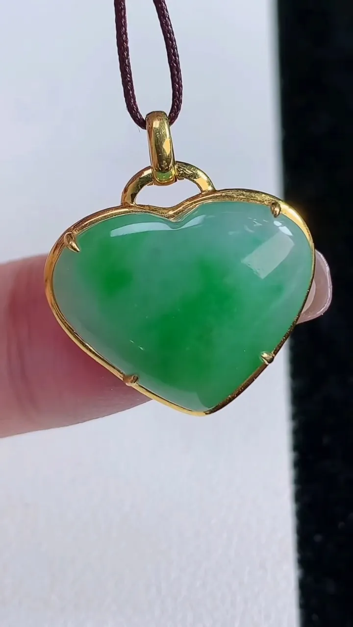 天然A货翡翠心形吊坠，尺寸20.5-20.8-6，裸石16-19.6重量:3.53g
11月14日