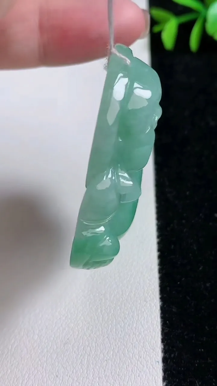 天然A货翡翠佛公吊坠，尺寸49.3-49.6-12，重量:45.14g
11月14日
