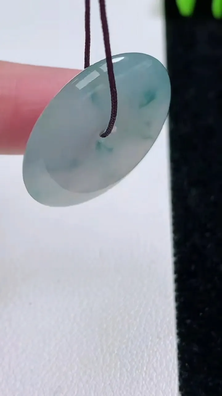 天然A货翡翠冰种飘花平安扣吊坠，尺寸29-5.2，重量:9.29g
11月14日