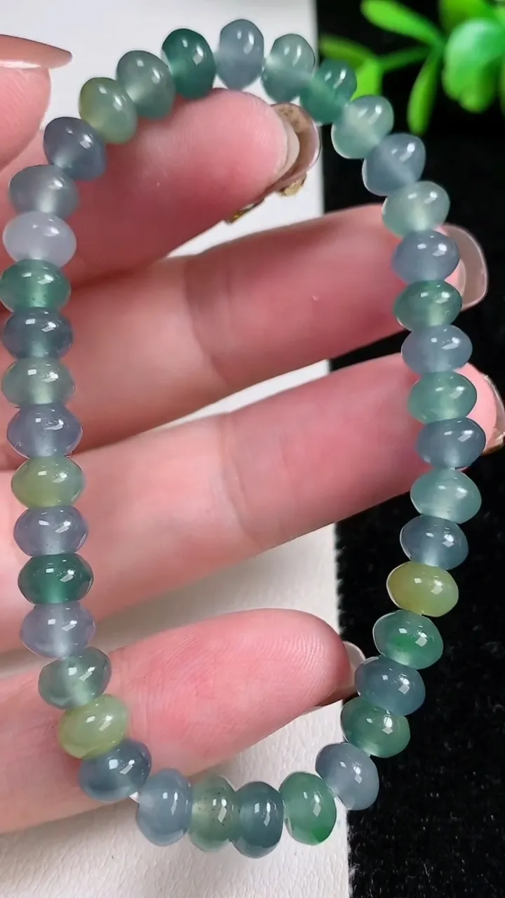 天然A货翡翠算盘珠手串，尺寸6.5-4.2-39颗，重量:15.90g11月14日
工厂直销收藏佳品,种好水足，色泽均匀，有种有色，上手高大气！