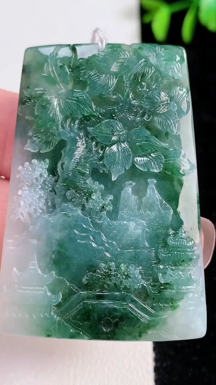 天然A货翡翠牌吊坠，尺寸51-30.6-5.2，重量:23.78g
11月14日