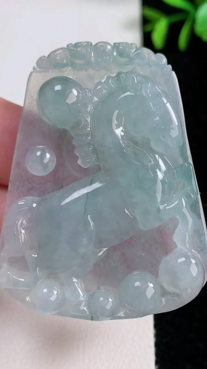 天然A货翡翠冰种飘花生肖马吊坠，尺寸53.5-41.5-7.8，重量:33.14g
11月14日