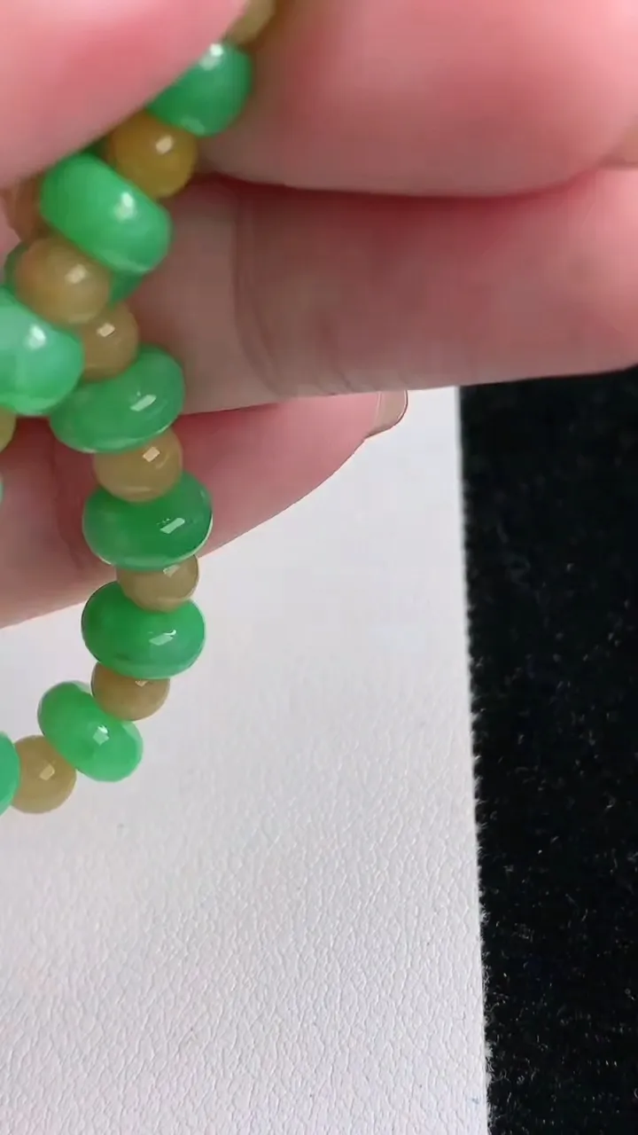 天然A货翡翠双彩算盘珠手串，尺寸7.3-4.2-5-19颗，重量:14.98g11月14日
工厂直销收藏佳品,种好水足，色泽均匀，有种有色，上手高大气！