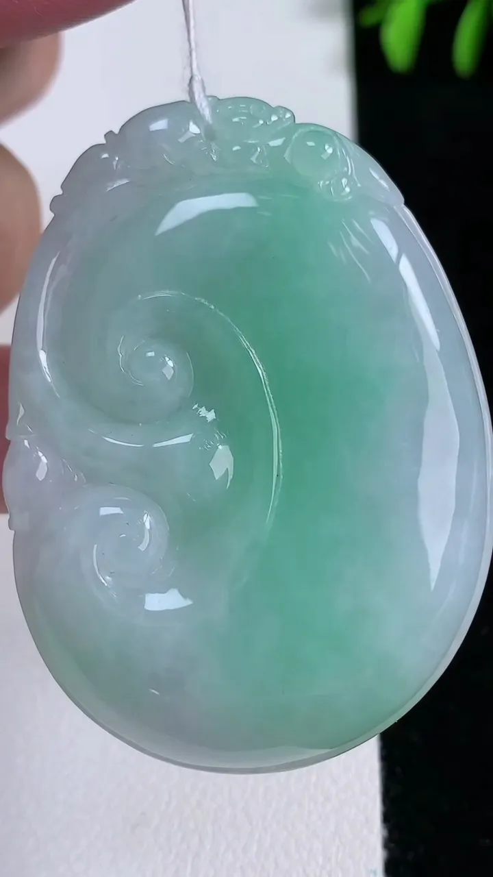 天然A货翡翠如意吊坠，尺寸51-37-6.4，重量:27.14g
11月14日