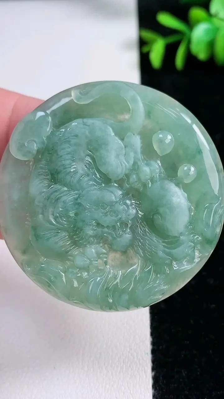 天然A货翡翠生肖虎吊坠，尺寸48.8-5.8，重量:26.82g
11月14日