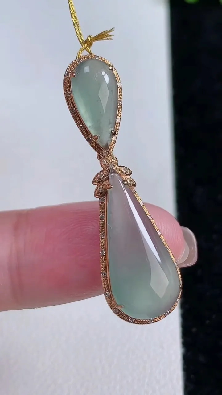 天然A货翡翠种飘花水滴吊坠，尺寸36.8-10.5-6，裸石20-9重量:2.68g
11月14日